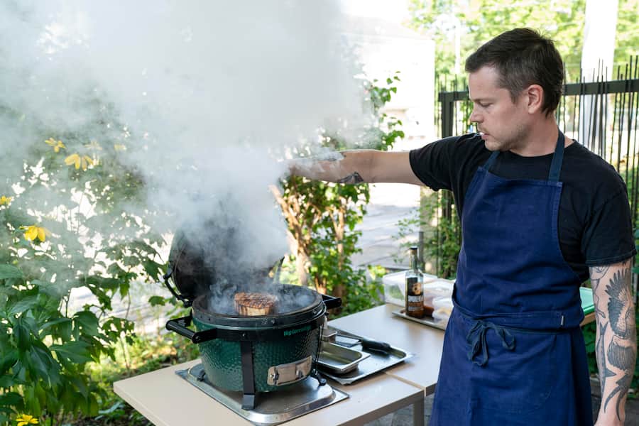 Restaurant Silex , George Tomlin , Zürich, kocht mit Big GreenEgg, Schweinefleisch von "Das Fleisch" mit Lattuga