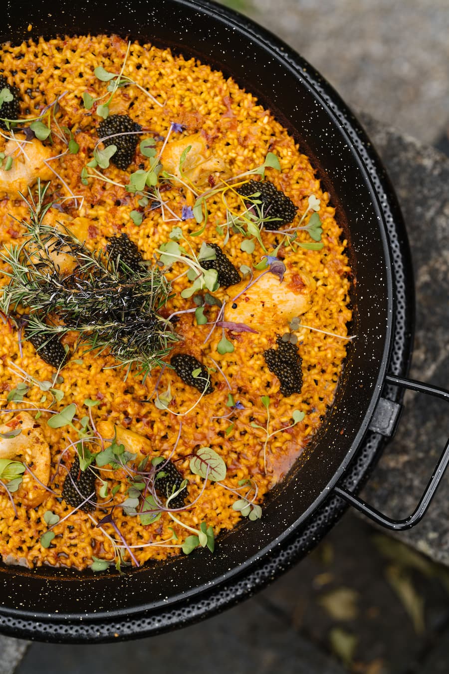 Pallella mit Poulet und Kaviar - Tavolata mit spanischem Comfort-Food - bei Oscar de Matos und Nadine Bamgartner Zuhause - Juni 2024 - Copyright Olivia Pulver