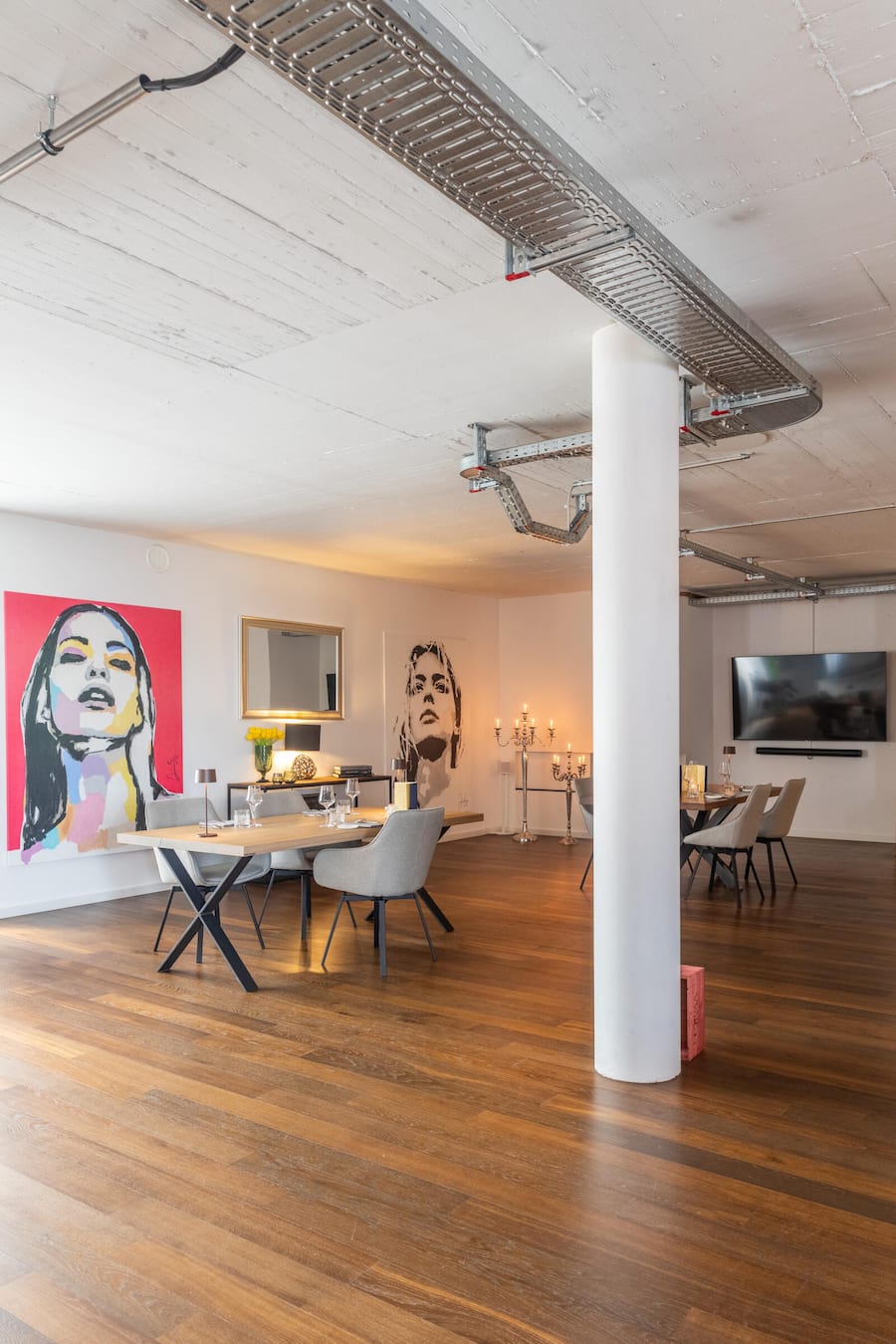 The Dining Room, Cham mit Gastgeberin Johanna Hagen und Küchench Fotografiert am 5 Juli 2024 AUF DEM FOTO: Lokalität als Ganzes, Wohnzimmercharakter!