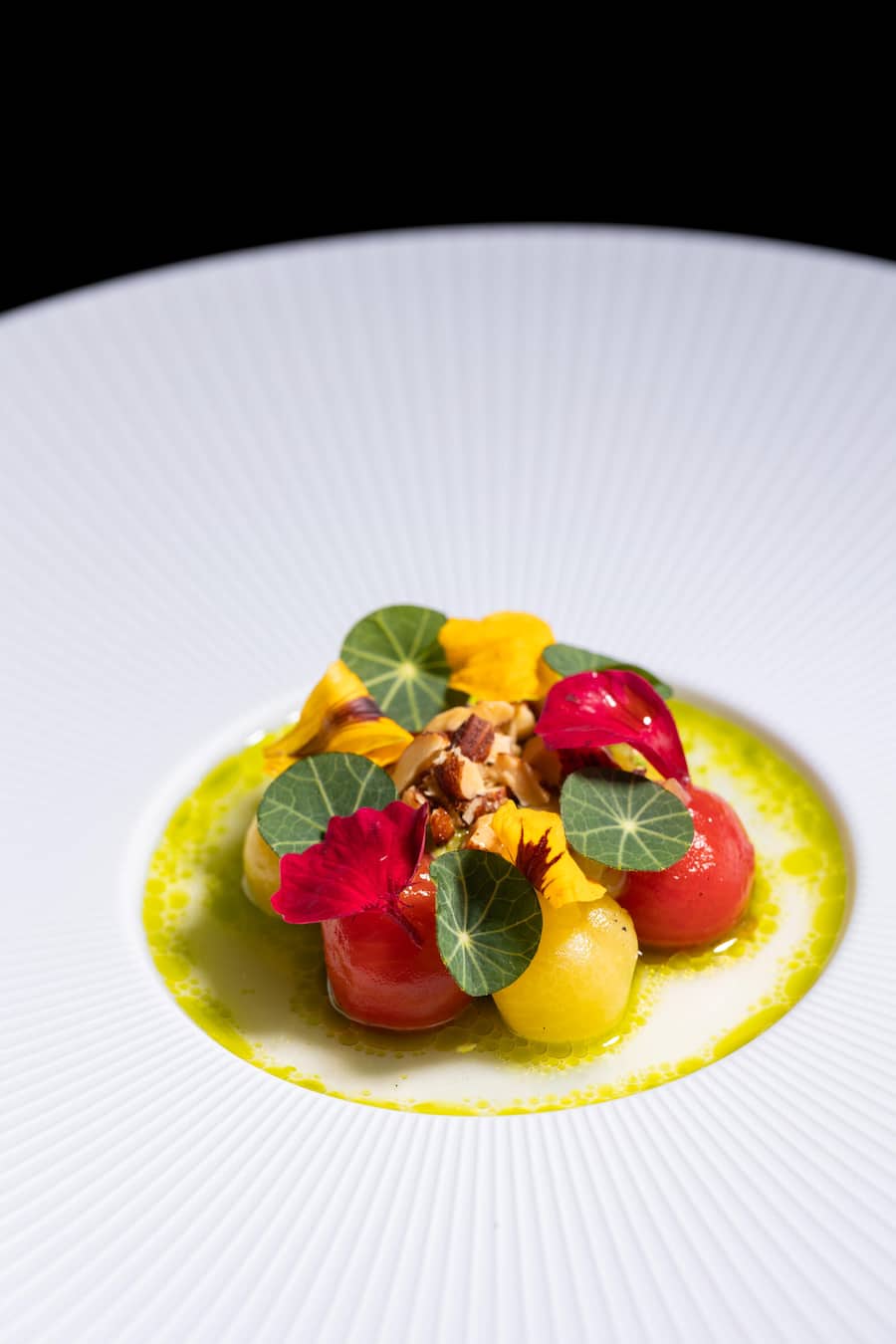 Tomate mit Sauerrahm und Rauchmandel