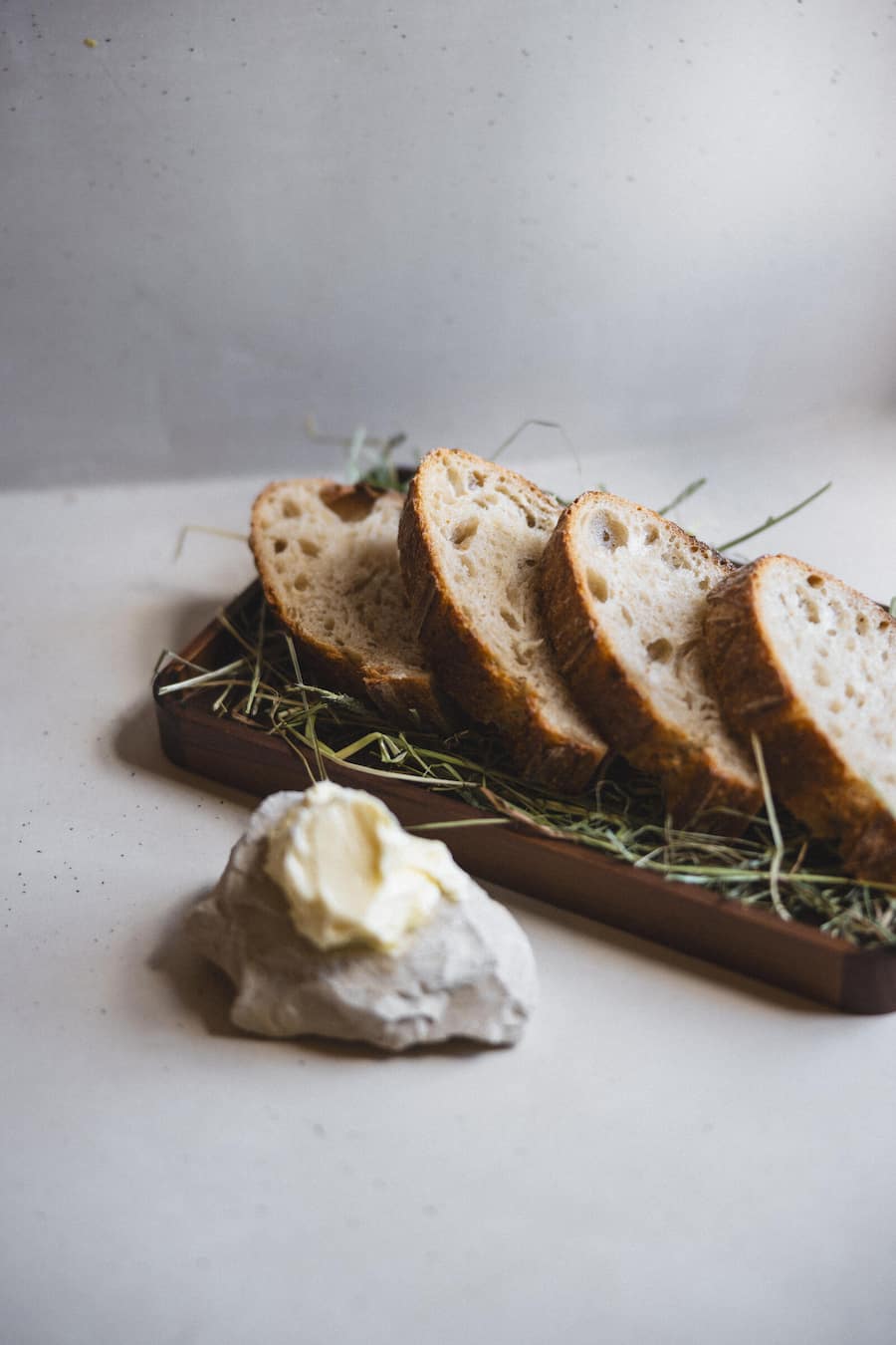 Sauerteigbrot mit Butter auf dem Jurastein von Timon Wolf