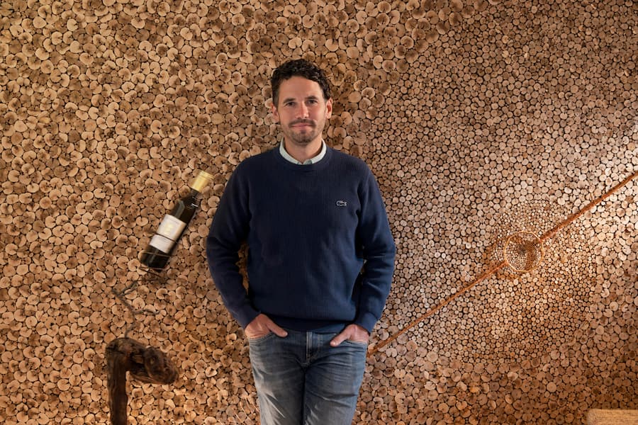 Christian Vessaz im Zimmer der Harmonie. vor einem Fresko bestehend aus kleinsten Rebstockteilchen vom Geobiologen und Künstler, Anthony Tombez,Môtier-Vully, Freiburg, Fribourg, Schweiz,Suisse,Svizzera,Switzerland,