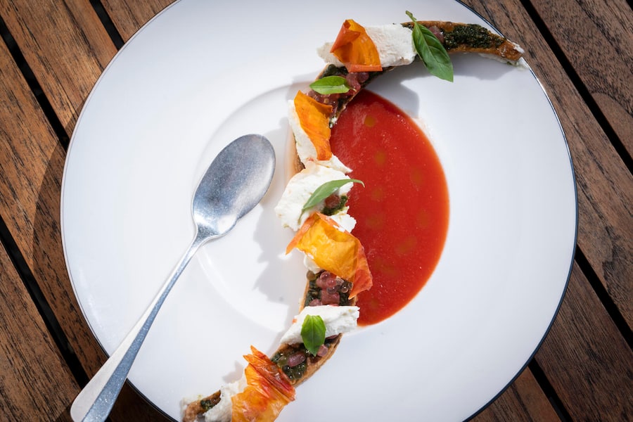 À déguster sur la terrasse du Vieux Navire: le chèvre frais des pâturages de Gimel au pesto maison