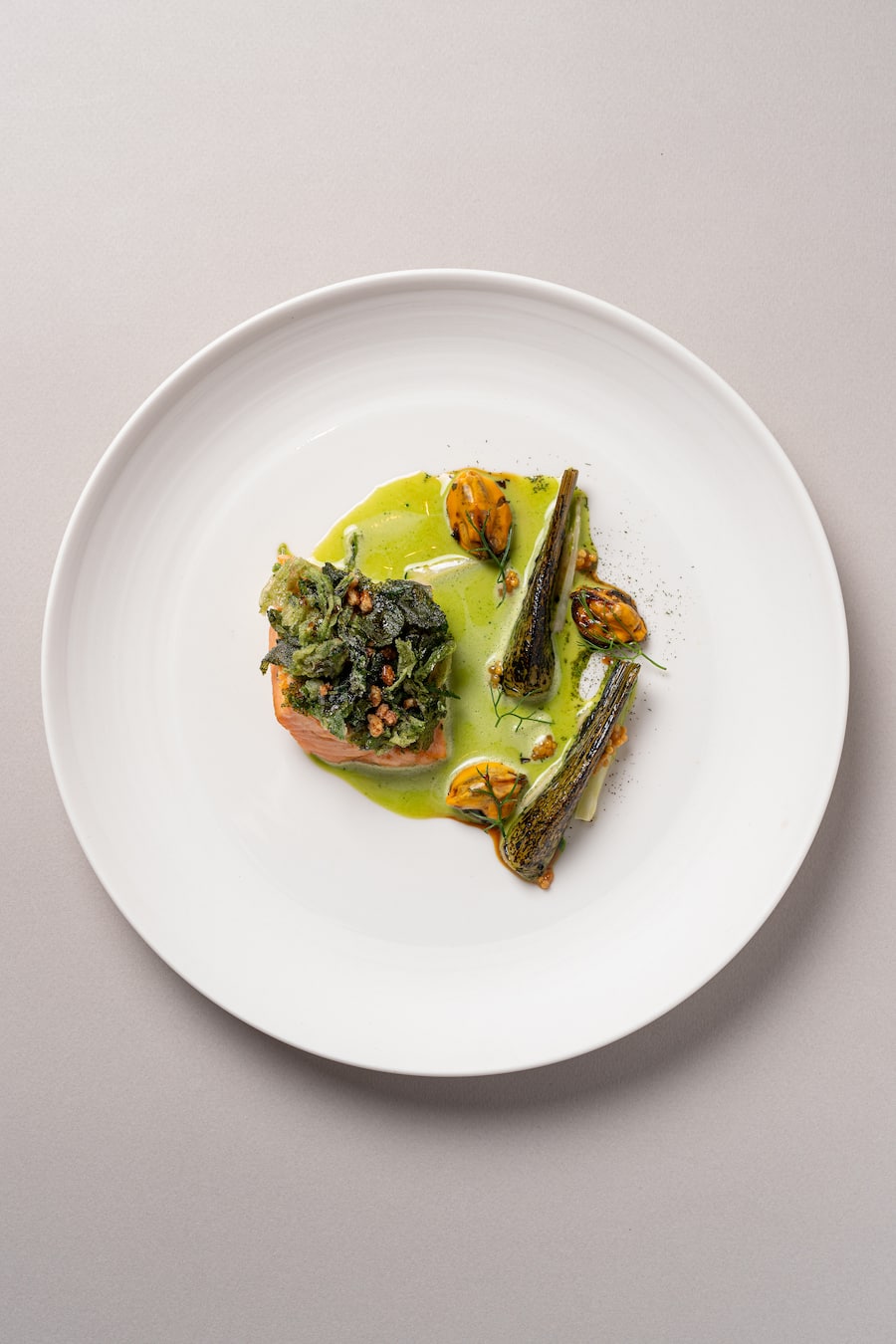 Sanft & rauchig zugleich: Die Omble Chevalier aus dem Lac Leman, zubereitet auf Binchōtan-Kohle.