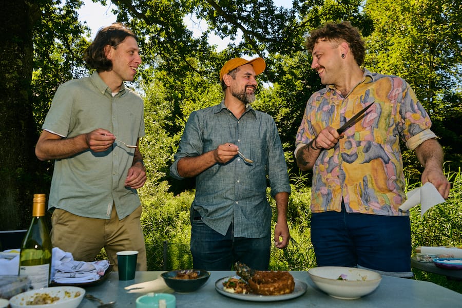 Chef Lenny Hartmann vom Drei König Luzernbeim Muscheltauchen in der Reuss. Trüschenzucht Vierfisch am RotseeInhaber Patrick Kull und Christian Zbinden