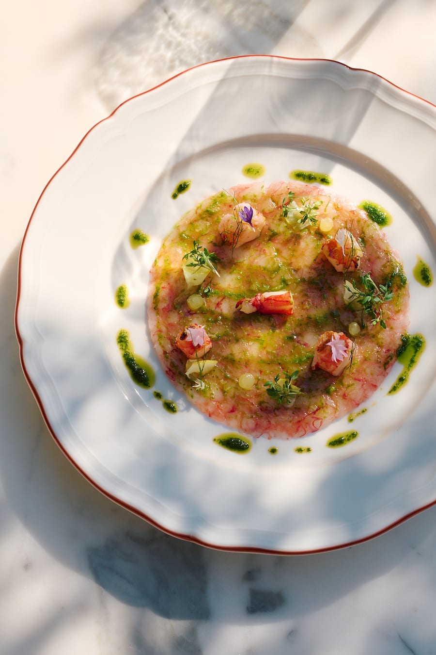 Chef Maximilian Müller: Carpaccio vom Gambero Rosso mit Salsa Verde und Salzzitronen.