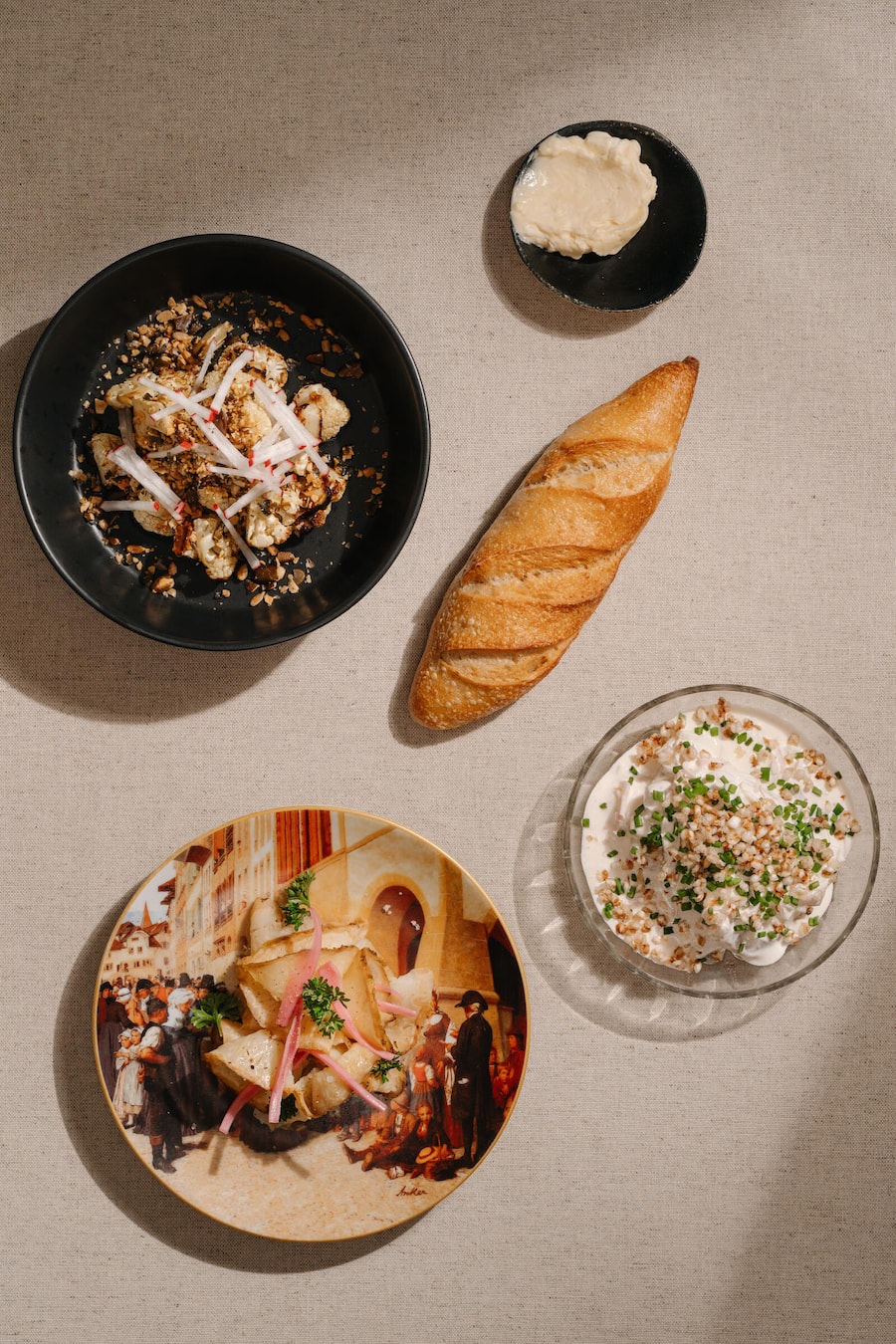 Blumenkohlsalat, Sauerrahmforelle, Knollensellerie-Pastramie, Sauerteig-Baguette, Popcorn-Butter - Madgi Beiz Luzern - Chefkoch Thomas Pollet - 16. August 2024 - Copyright Olivia Pulver