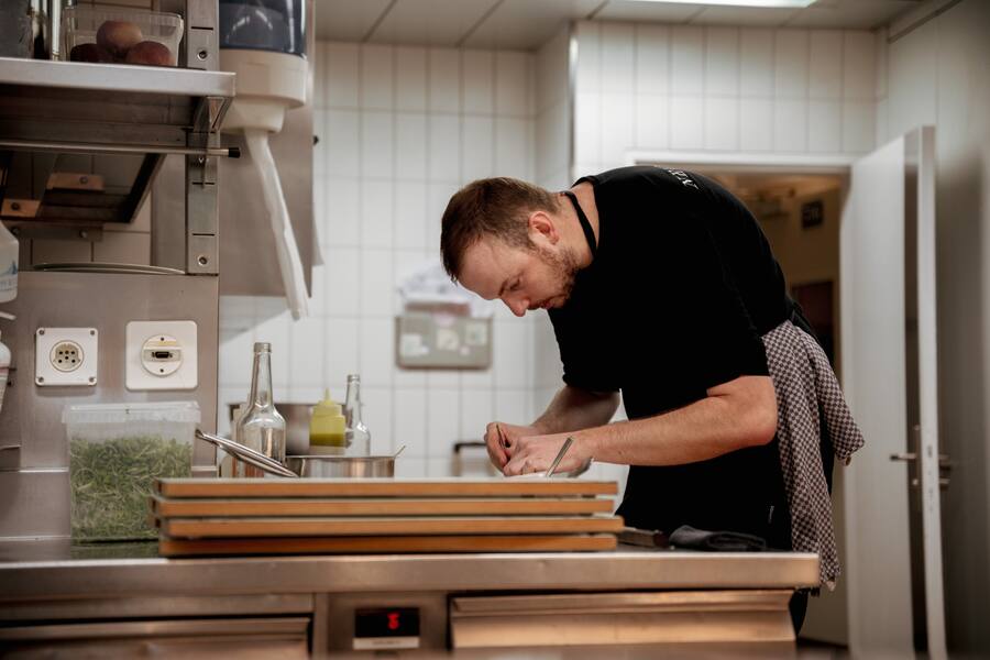 David Schnapp bei Nenad Mlinarevic im Neumarkt Zürich - Schnapp hilft in der Küche