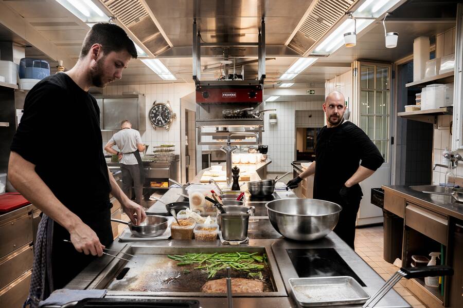 David Schnapp bei Nenad Mlinarevic im Neumarkt Zürich - Schnapp hilft in der Küche