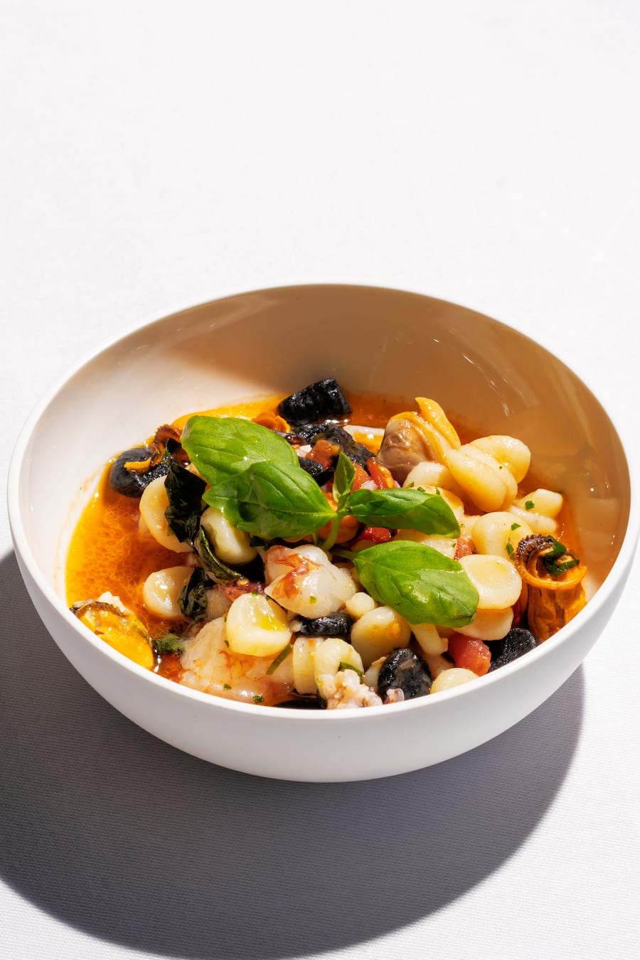 Cavatelli mit Muscheln, Calamaretti, Gambas und Datteltomaten von Martin Dalsass, Talvo, GaultMillau Garden Party 2024