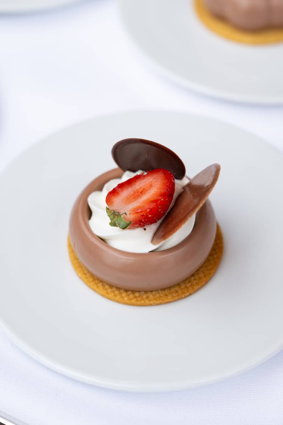 Schokolade, Erdbeere, Sauerrahm: Ein Dessert von MO-Pâtissier Andy Vorbusch.