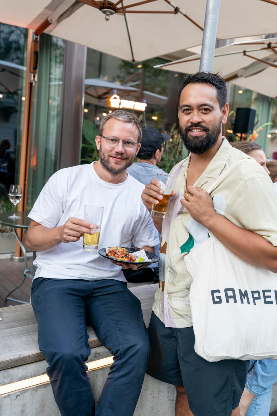 KICK-OFF PARTY, Züri isst und Just eat, im Studio Zürich; Edouard Thorens mit Patrick Schindler (r)