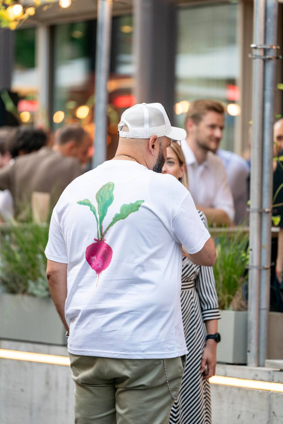 KICK-OFF PARTY, Züri isst und Just eat, im Studio Zürich, Moses Ceylan trägt neues T-Shirt von Magdalena