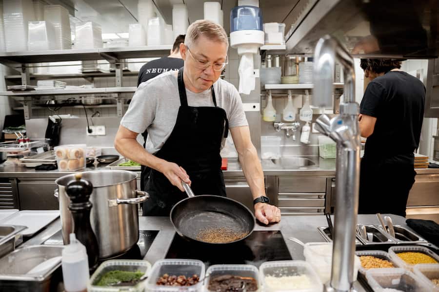 David Schnapp bei Nenad Mlinarevic im Neumarkt Zürich - Schnapp hilft in der Küche