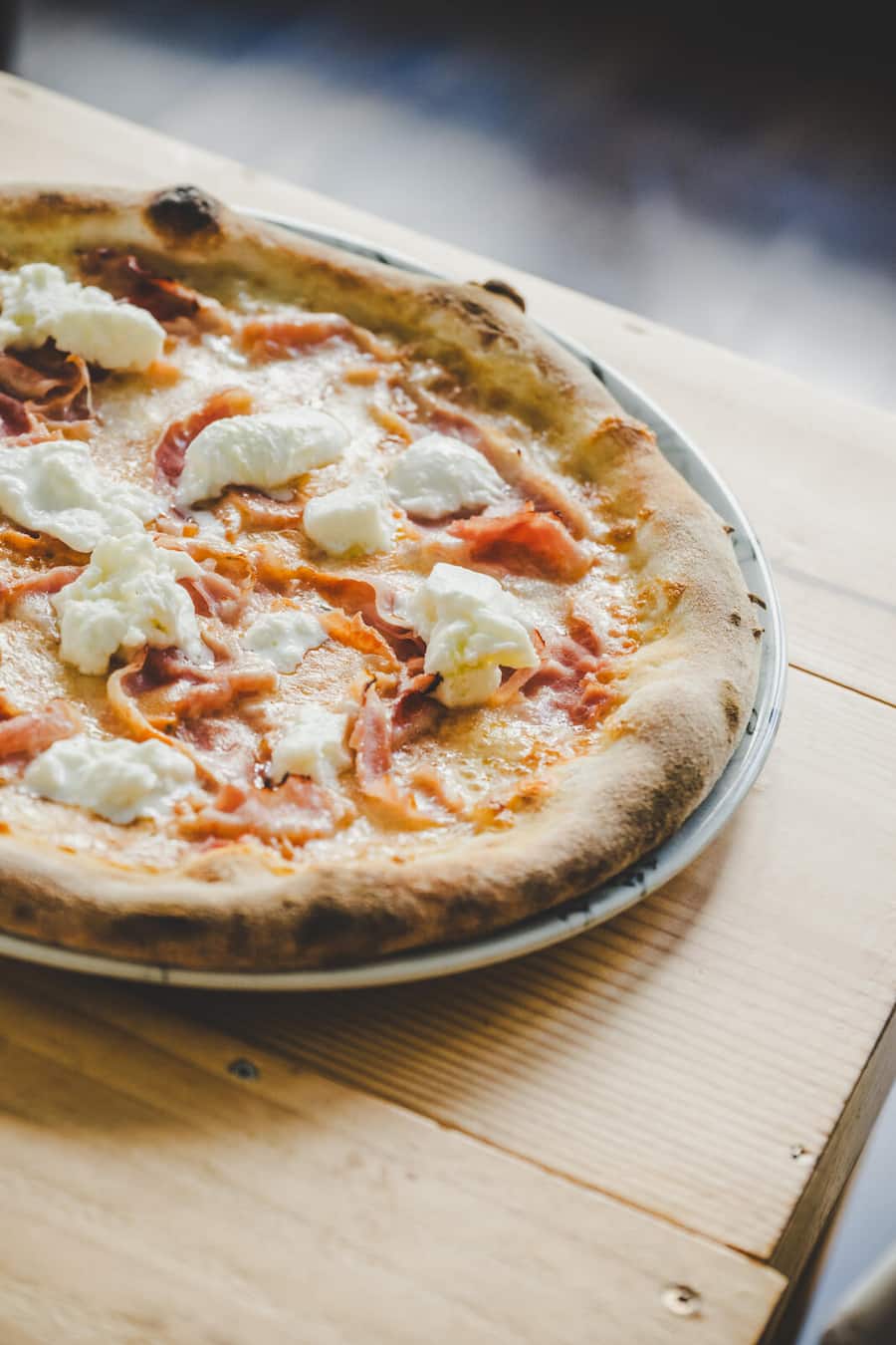 Pizza Prosciuto mit Büffelmozzarella