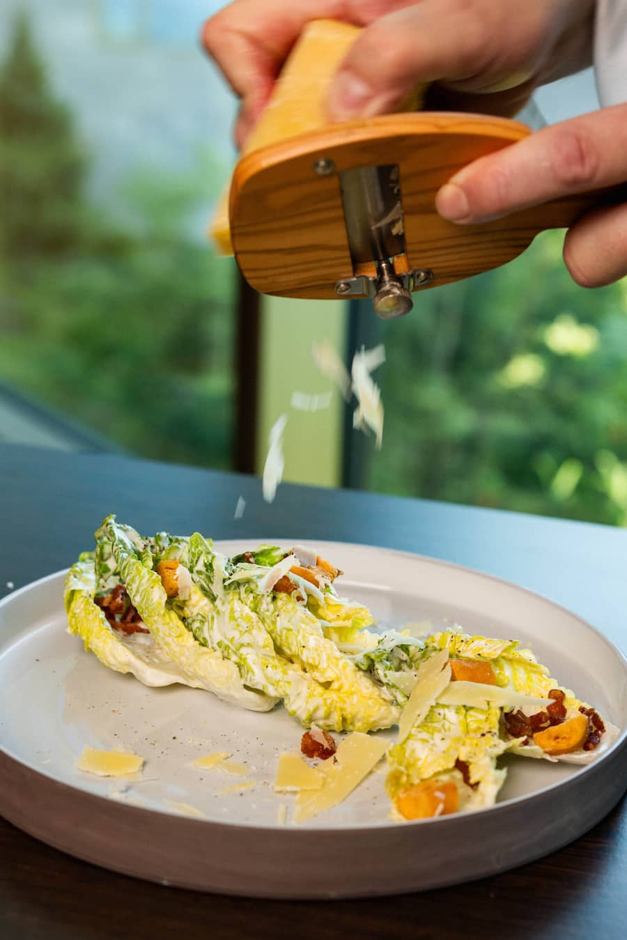 13.08.2024, Buergenstock Resort, Mike Wehrle, Gericht Ceasar Salad (photo by Remy Steiner for Gault Millau)