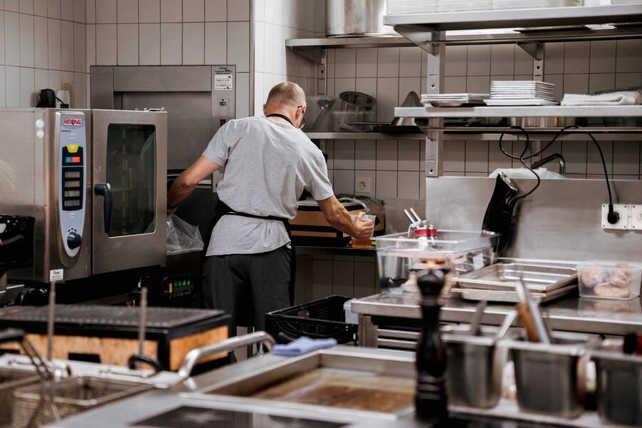 David Schnapp bei Nenad Mlinarevic im Neumarkt Zürich - Schnapp hilft in der Küche