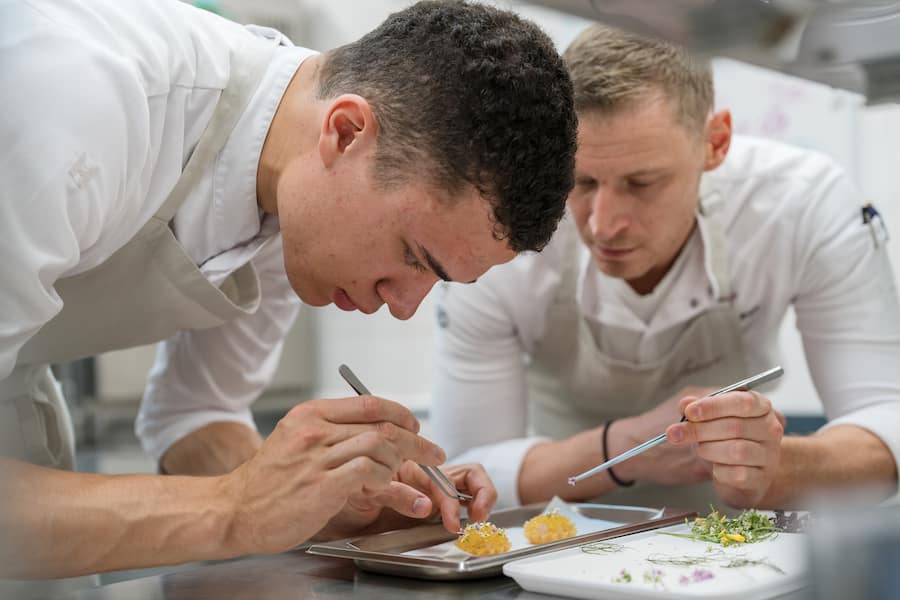 Raoul Garcia, Souschef Focus Vitznau mit Chefkoch Patrick Mahler - Park Hotel Vitznau - «Young Chef»-Finalist - 16. August 2023 - Copyright Olivia Pulver