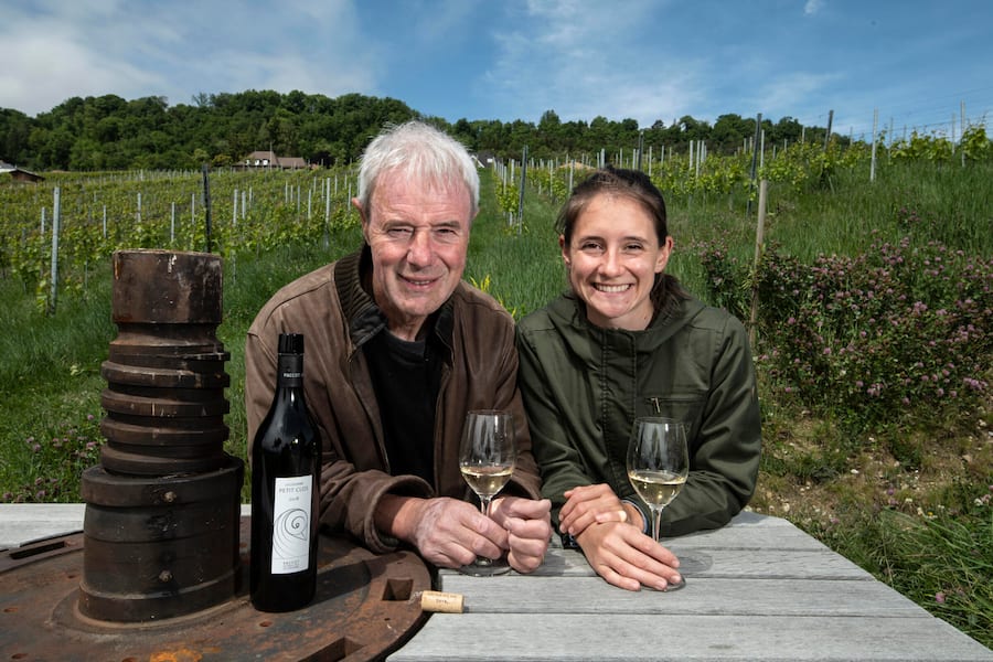 14.05.2020 - Fechy / La Colombe Vin. Nom : Laura Paccot et son Raymond. Laura est la 4ème génération à reprendre l'entreprise après le père Raymond. Photo Darrin Vanselow © L'illustre Raymond Paccot, Laura Paccot, Domaine La Colombe, Féchy © Darrin Vanselow
