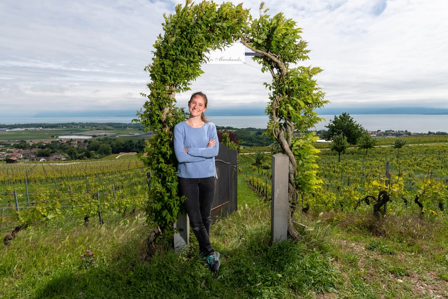 14.05.2020 - Fechy / La Colombe Vin. Nom : Laura Paccot et son Raymond. Laura est la 4ème génération à reprendre l'entreprise après le père Raymond. Photo Darrin Vanselow © L'illustre Raymond Paccot, Laura Paccot, Domaine La Colombe, Féchy © Darrin Vanselow