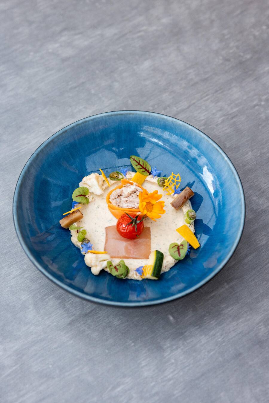 14.08.2024, Schwarzenburg, Bio Cuisine Restaurant Baeren, Gericht: Vitello Forello, Kalbfleisch | Forellen Sangernboden | Gemüse | Kapern (photo by Remy Steiner for Gault Millau)