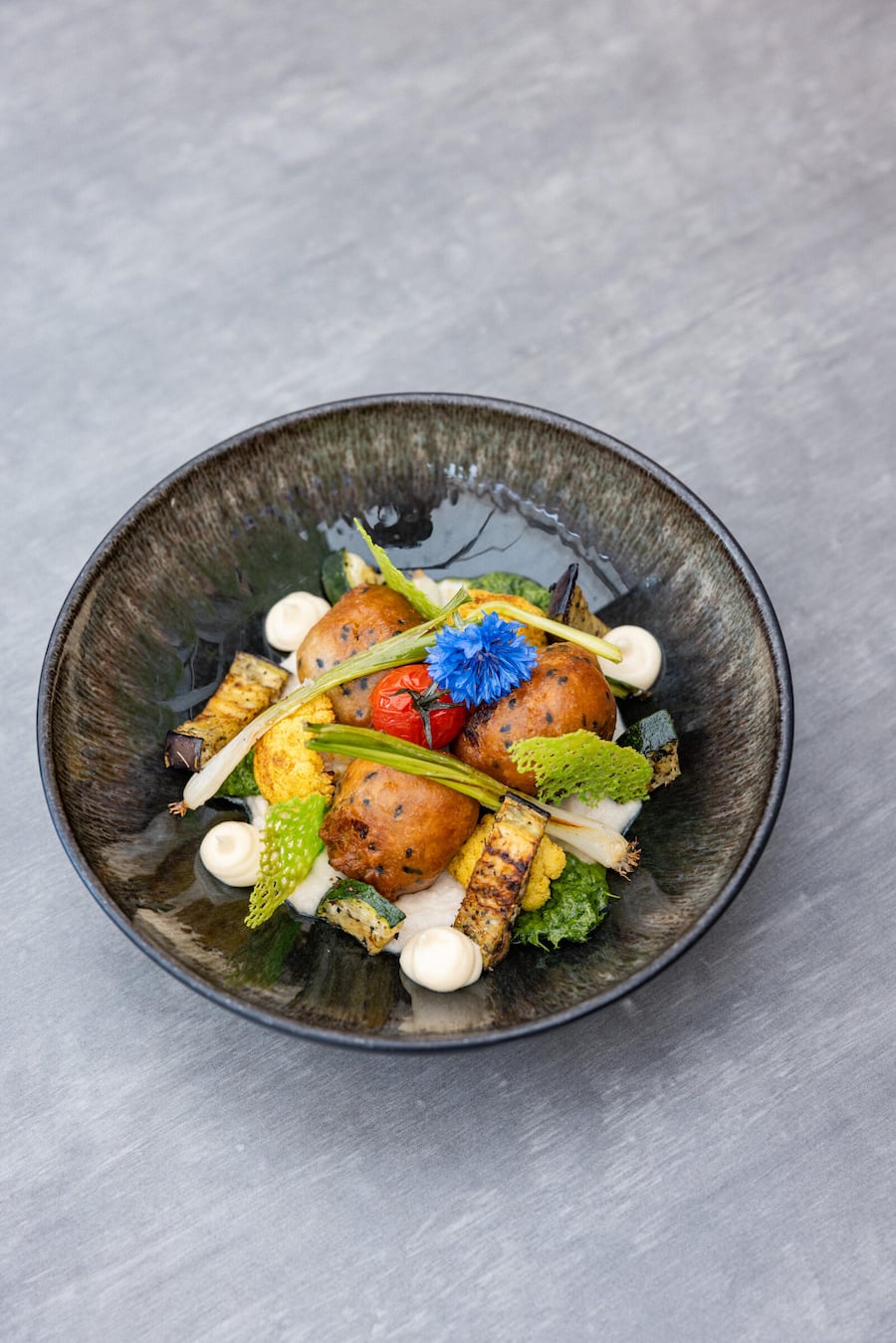 14.08.2024, Schwarzenburg, Bio Cuisine Restaurant Baeren, Gerich: Variation vom Bluhmenkohl | Miso-Mayo | Rucola-Pesto (photo by Remy Steiner for Gault Millau)