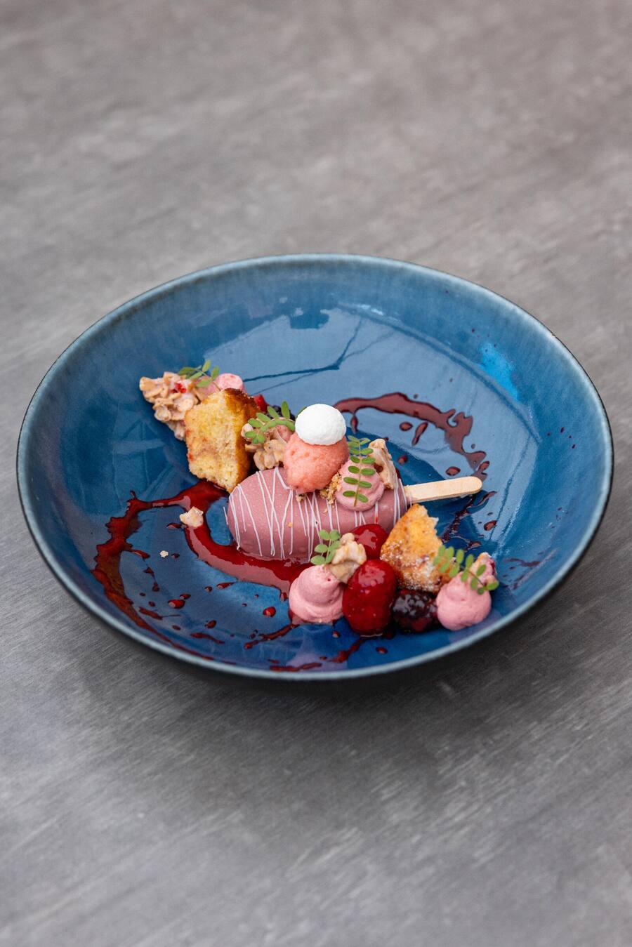 14.08.2024, Schwarzenburg, Bio Cuisine Restaurant Baeren, Gericht: âBeeren-Party 2024â - Cassis-Holz-Glace in Ruby-Schokolade-Mantel mit Beerenmuffin, Erdbeersorbet und weissen Schoko-Beeren-Crunch (photo by Remy Steiner for Gault Millau)