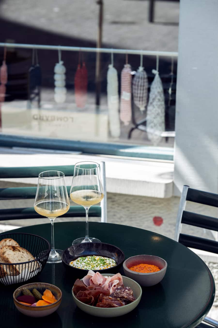 GM_Neumarkt_Place to be, Sauerteigbrot von der Collective Bakery Ajvar Gemüse Pickles Stracchiatella di Burrata mit Chili Crunch Versch. Charcuterie