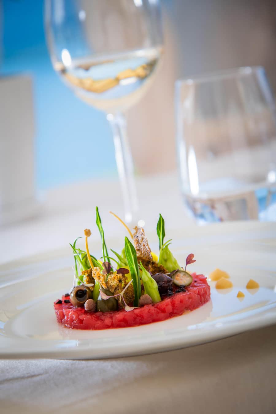 Riccardo Scamarico 2019: Tonno Rosso, roter Thunfisch, Spargelchicorée, Karpfenäpfel und Taggascia-Oliven