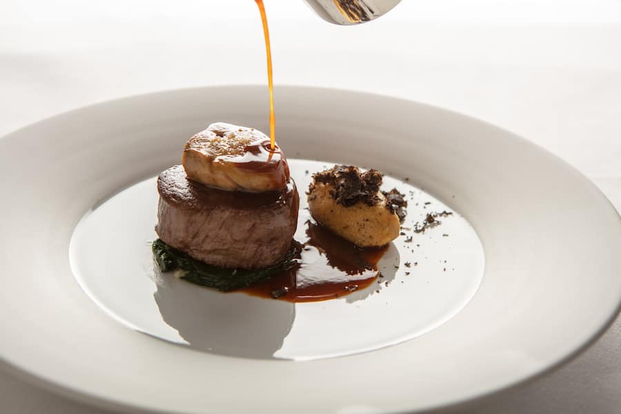 Rindsfilet Irish Beef Club Foie gras, Aceto Balsamico, Fleur des AlpesPolenta Terreni alla Maggia, Trüffel, Spinat