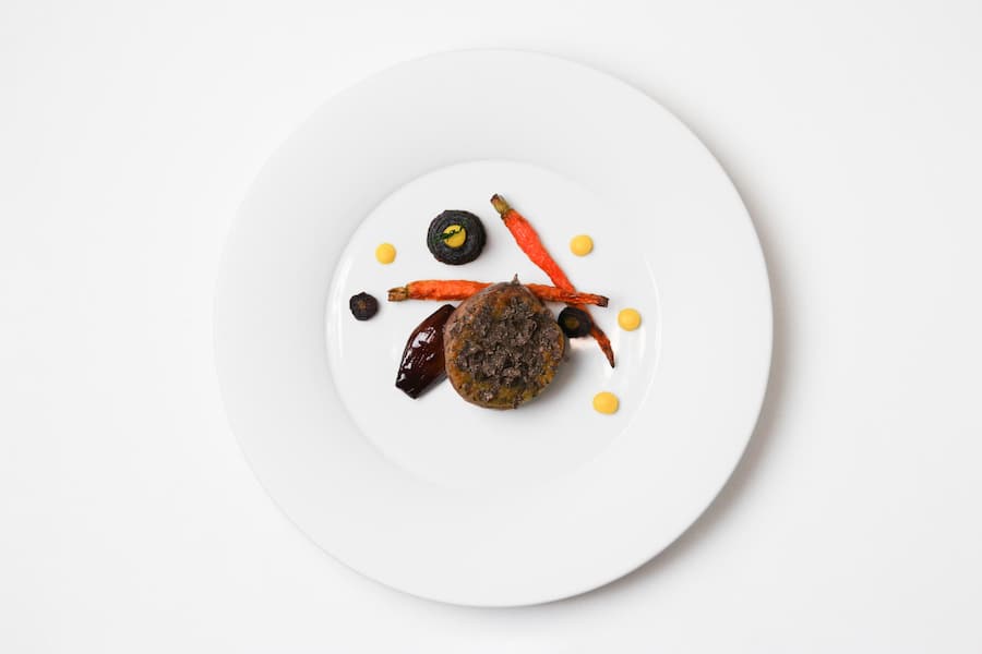 Rindsfilet Irish Beef Club, Sommertrüffel, Karotten, Walliser Ei, AOC-Roggenbrot, Sardelle