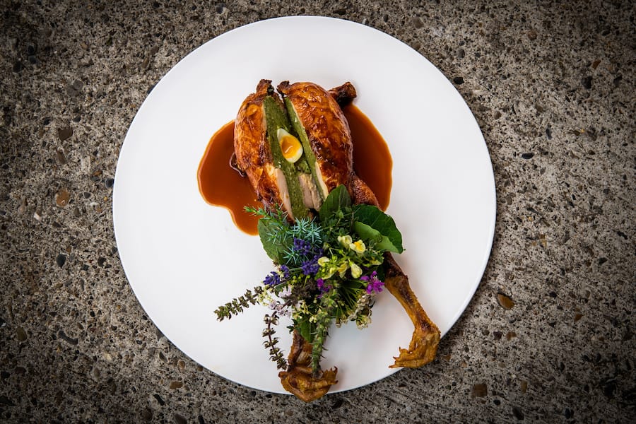 Rosi, Markus Stöckle 2021: Kalb im Huhn, gebratenes Mistkratzerli mit Kalbsfarce gefüllt