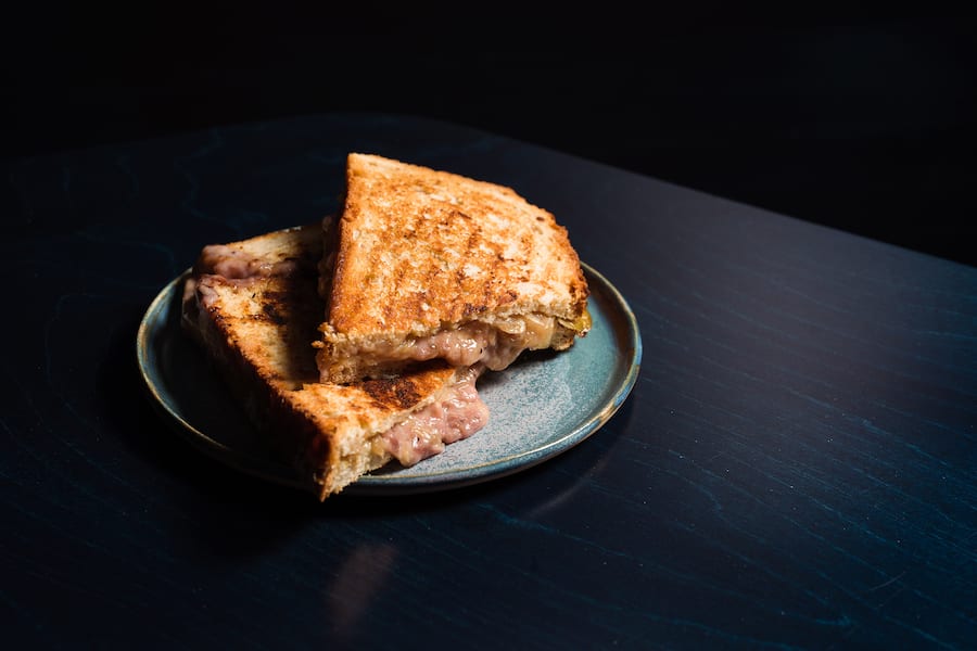 Toasty: Cheesy Bite mit Käse von Jumi - Michaela Frank, Chefkoechin - Kulturlokal Rank Zuerich - Feb 2023 - Copyright Olivia Pulver