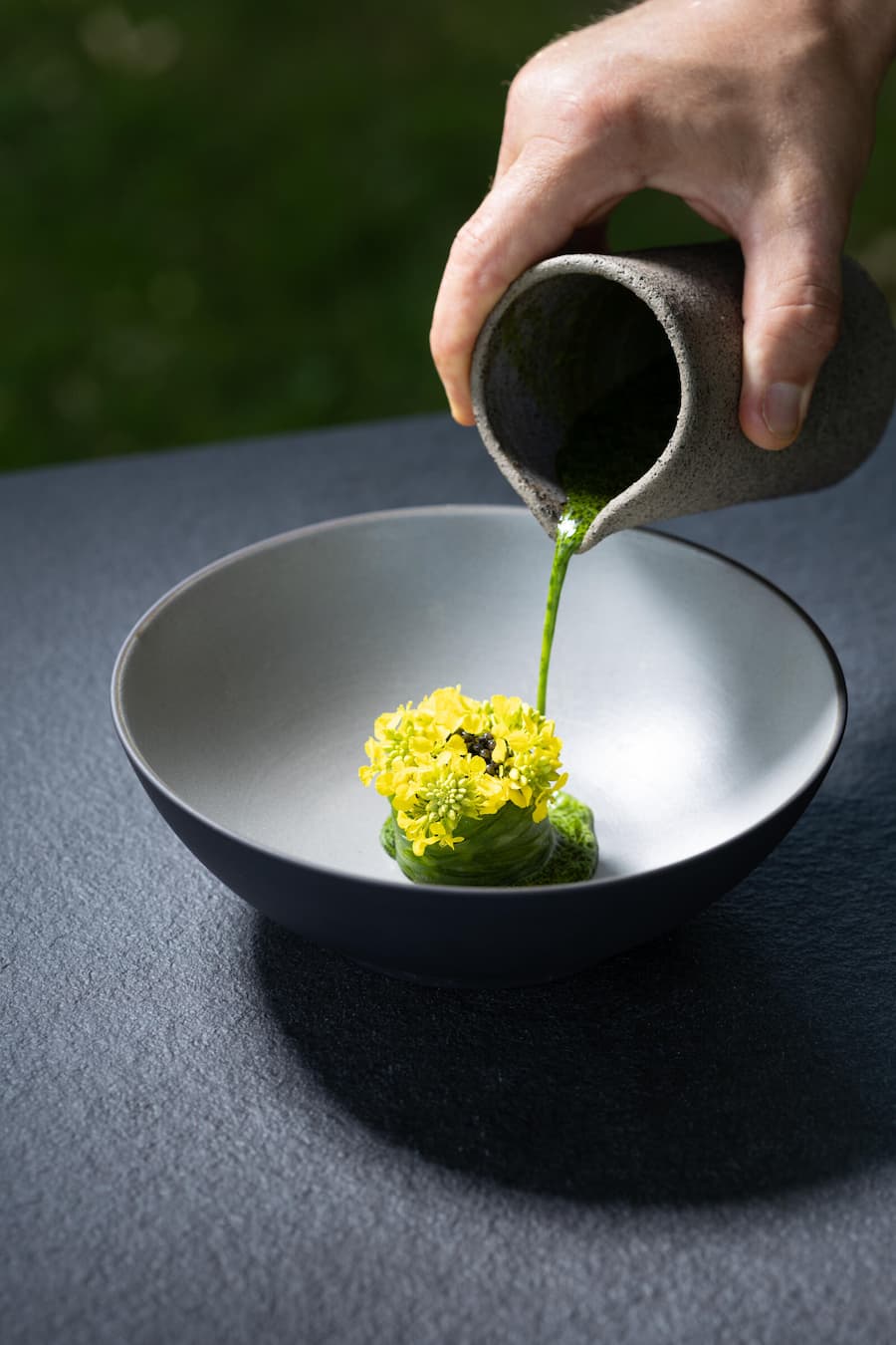VILLA HUNDERT | BOUTIQUE MOUNTAINSCAPE Gericht:GGRILLED CUCUMBER, STEURGEON CAVIAR, BLCKCURRANT LEAFS Fotografiert am 20.07.2023