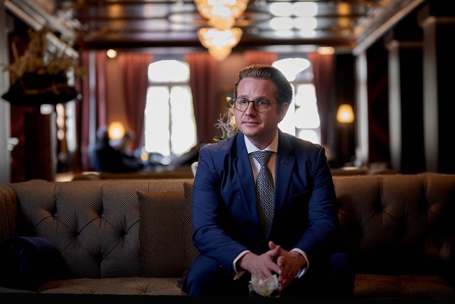 Zermatt, le 6 février 2024 ,Hôtel Zermatterhof Peter Zimmermann, le sommelier de lâhôtel à toujours de lâeau BWTR dans sa Cave © Sedrik Nemeth