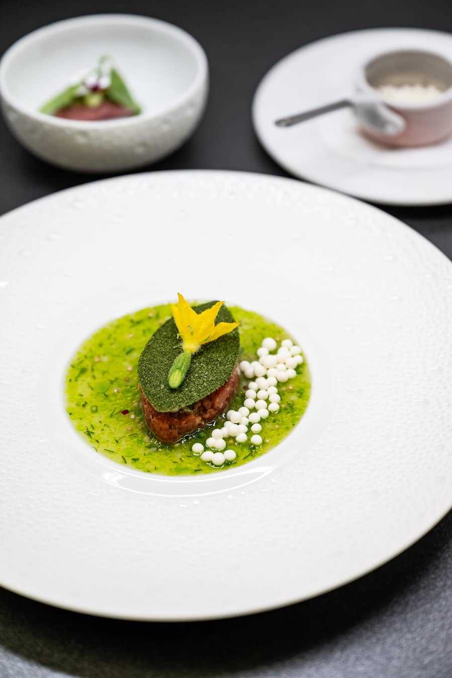 Koch des Jahres Guide GaultMillau 2025 - Kalbstatar, Sardelle, Gurke, Crème fraîche