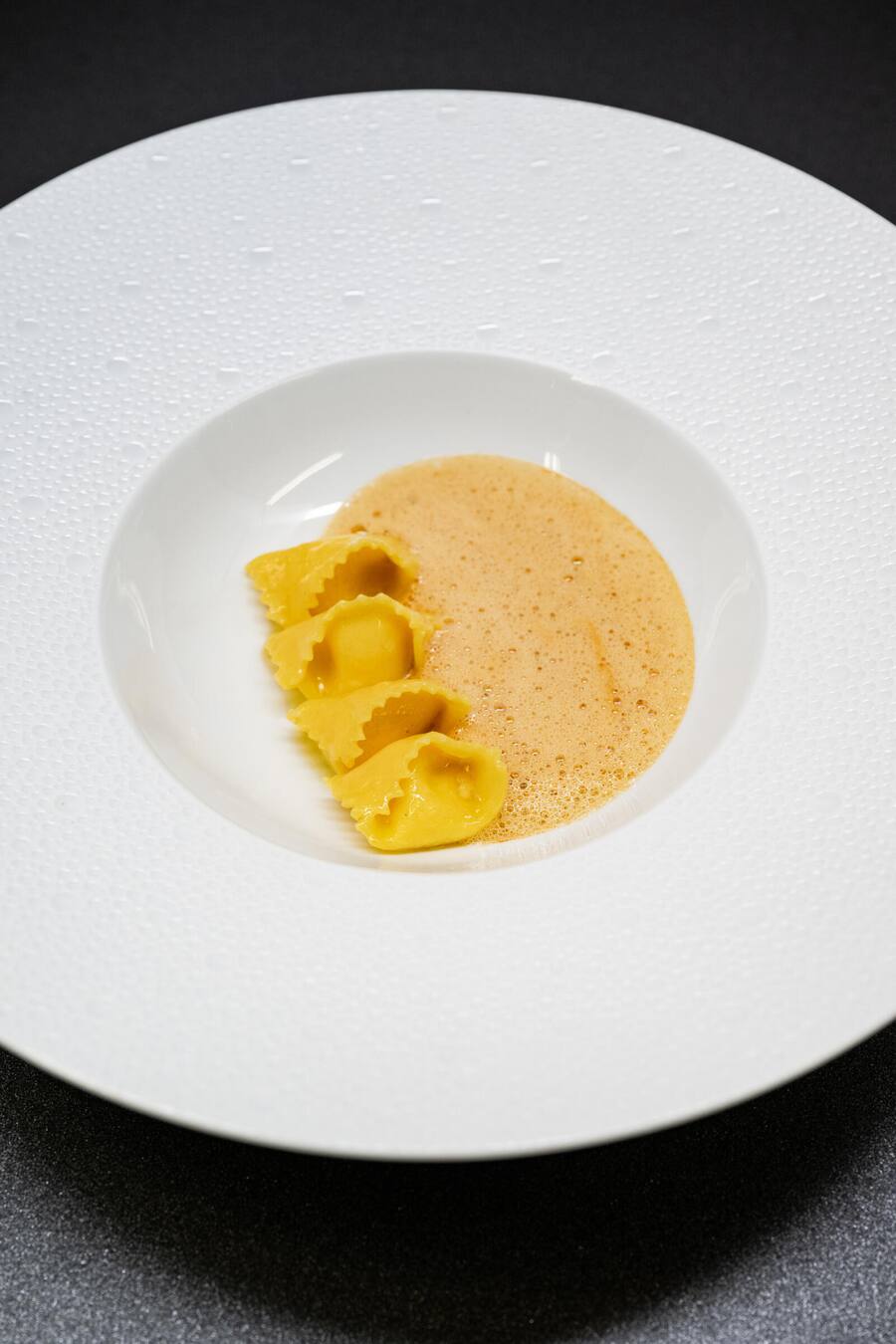 Koch des Jahres Guide GaultMillau 2025 - Ravioli, Parmesan, Nussbutterschaum