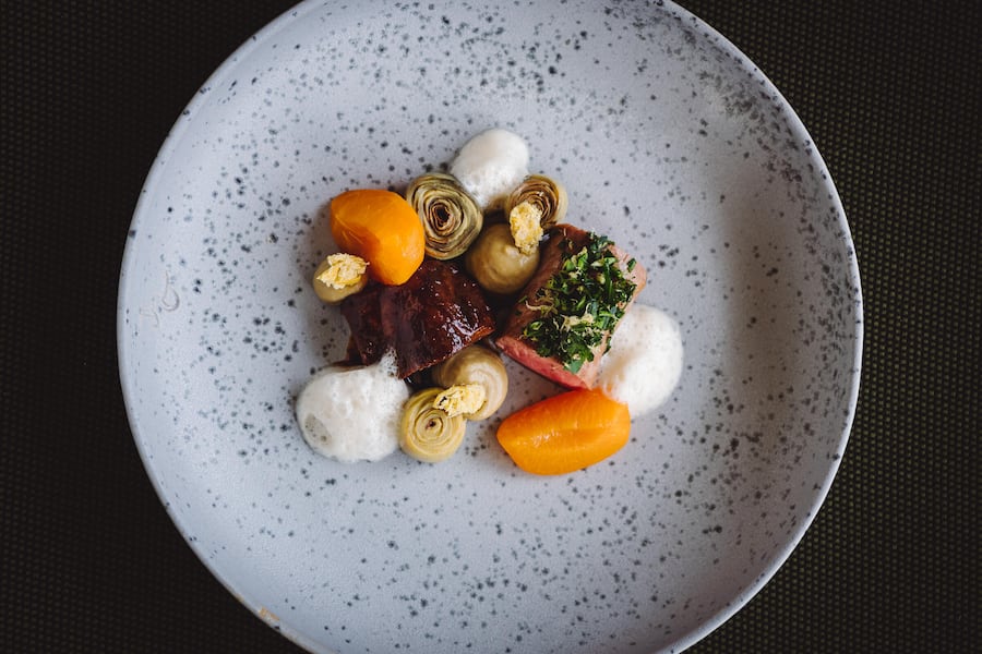 Schweizer Lammrücken und Haxe mit Aprikosen und Artischocken - Giardino Ascona - Restaurant Hide&Seek - Chefkoch Adrian Bührer - Ayurvedische Küche - 18. Juni 2020 - Copyright Olivia Pulver Adrian Bührer, Ayurveda Kueche, Giardino Hotels © Olivia Pulver