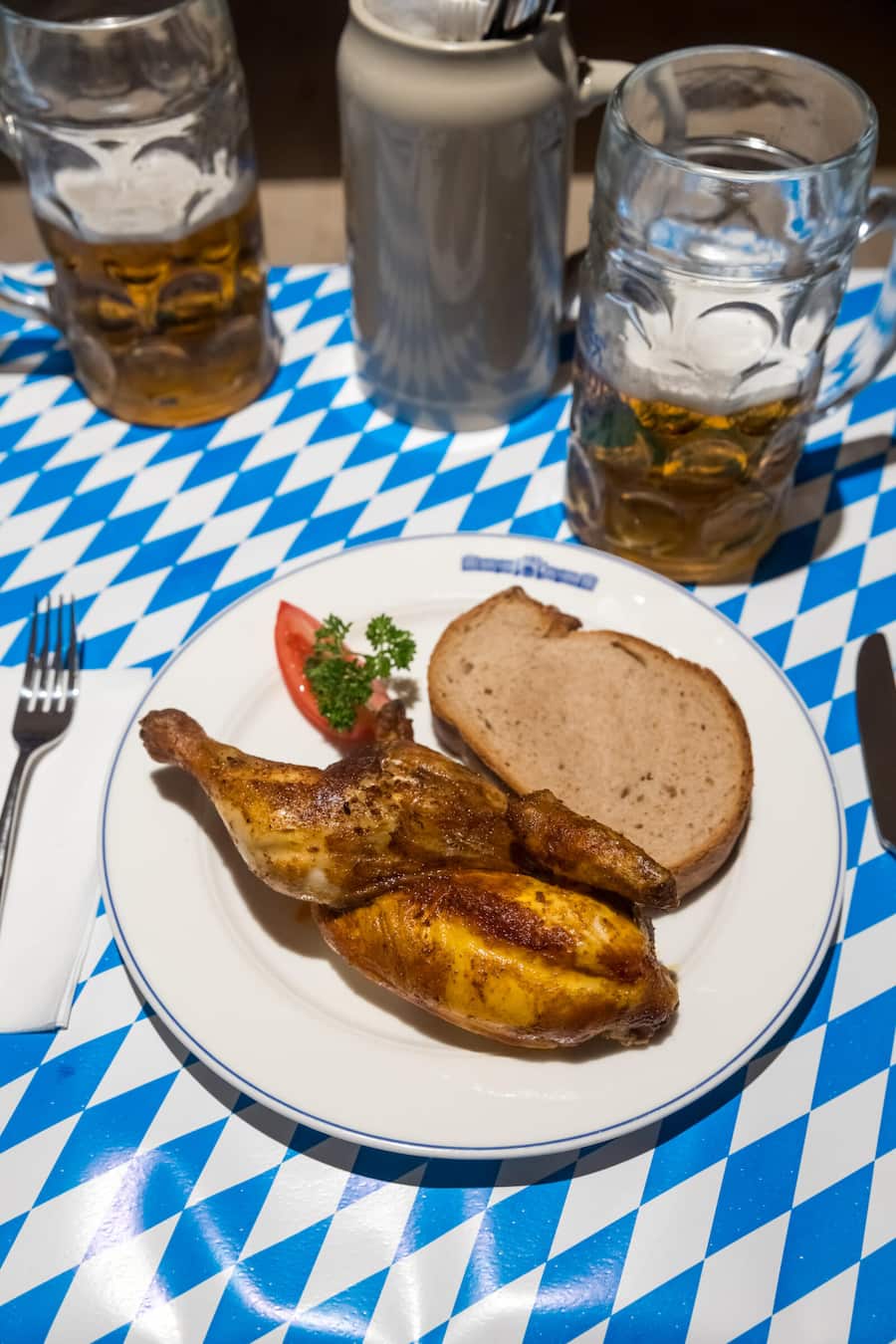 Böni tranchiert ... das Oktoberfest im HB Zürich Gericht: Ofen-1/2 Hendl vom Spiess mit Brot Fotografiert am 26.09.2024