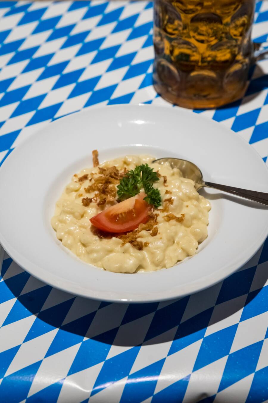 Böni tranchiert ... das Oktoberfest im HB Zürich Gericht: Käsespätzle mit Bergkäs und Röstzwiebeln Fotografiert am 26.09.2024