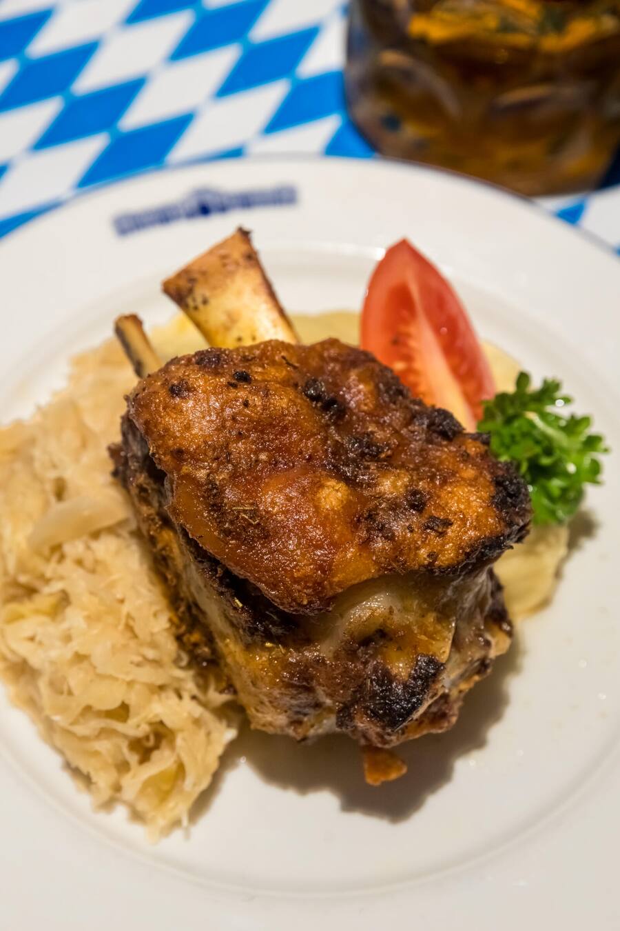 Böni tranchiert ... das Oktoberfest im HB Zürich Gericht: Portion Schweinshaxn mit Kraut und Stock Fotografiert am 26.09.2024