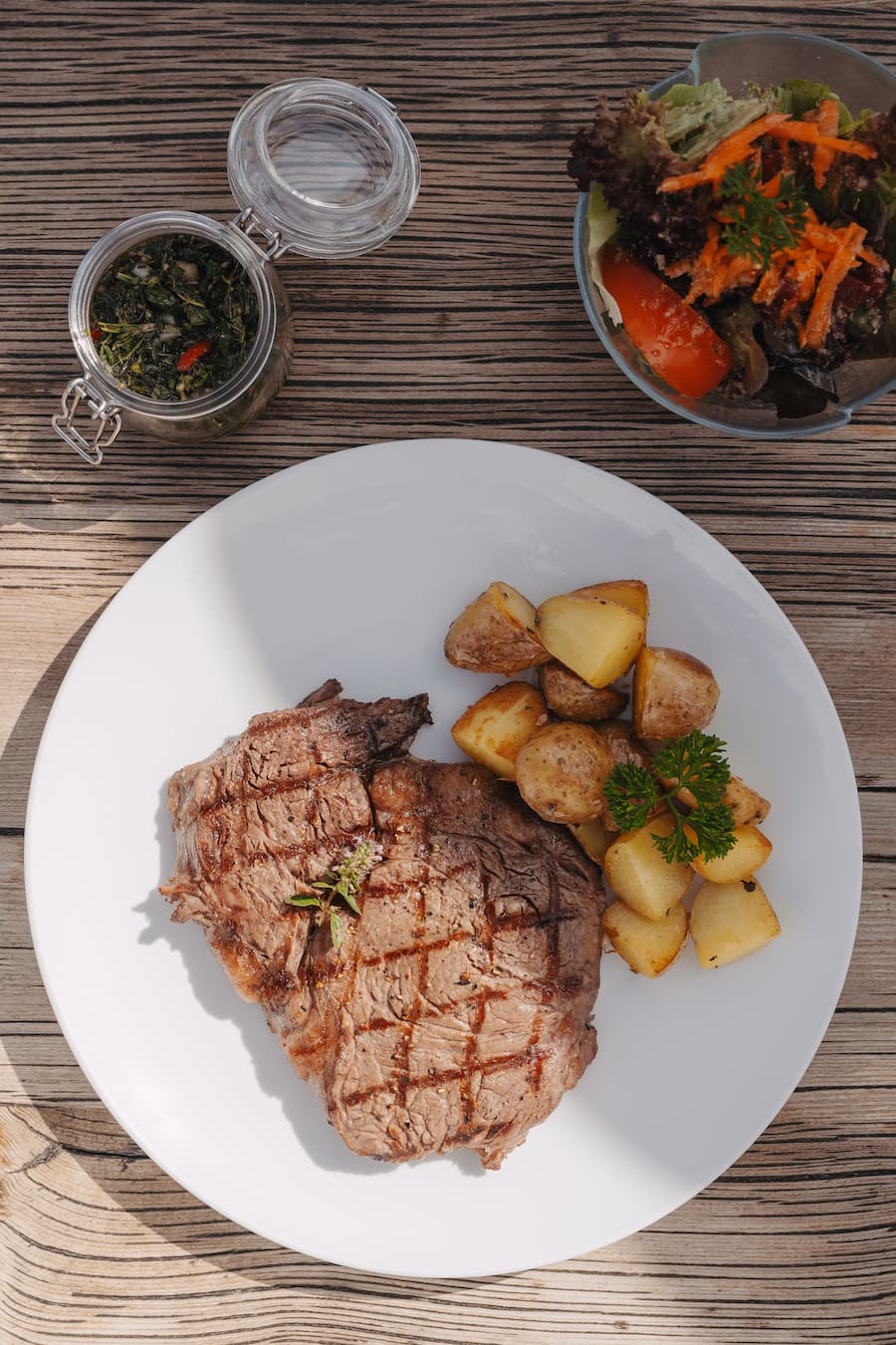 Rib Eye, selbstgemachte Chimichurri, Bratkartoffeln und Salat - Bergrestaurant Enzian - Zermatt - Sommer 2024 - Copyright Olivia Pulver