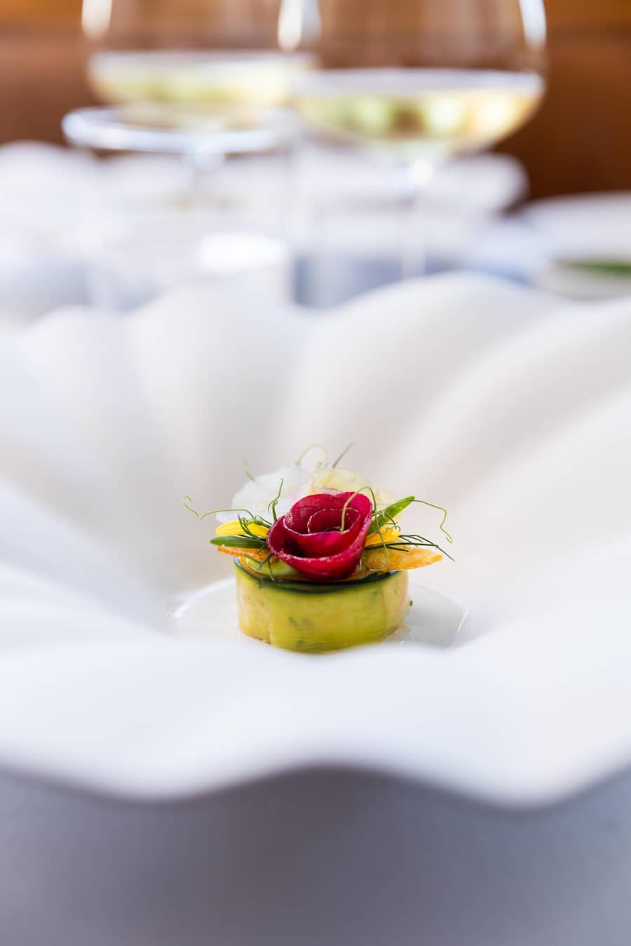 Hotel Einstein, St. Gallen; 29.08.2024 Gericht: KÃNIGKRABBE Buttermilch, Kohlrabi, Macademia