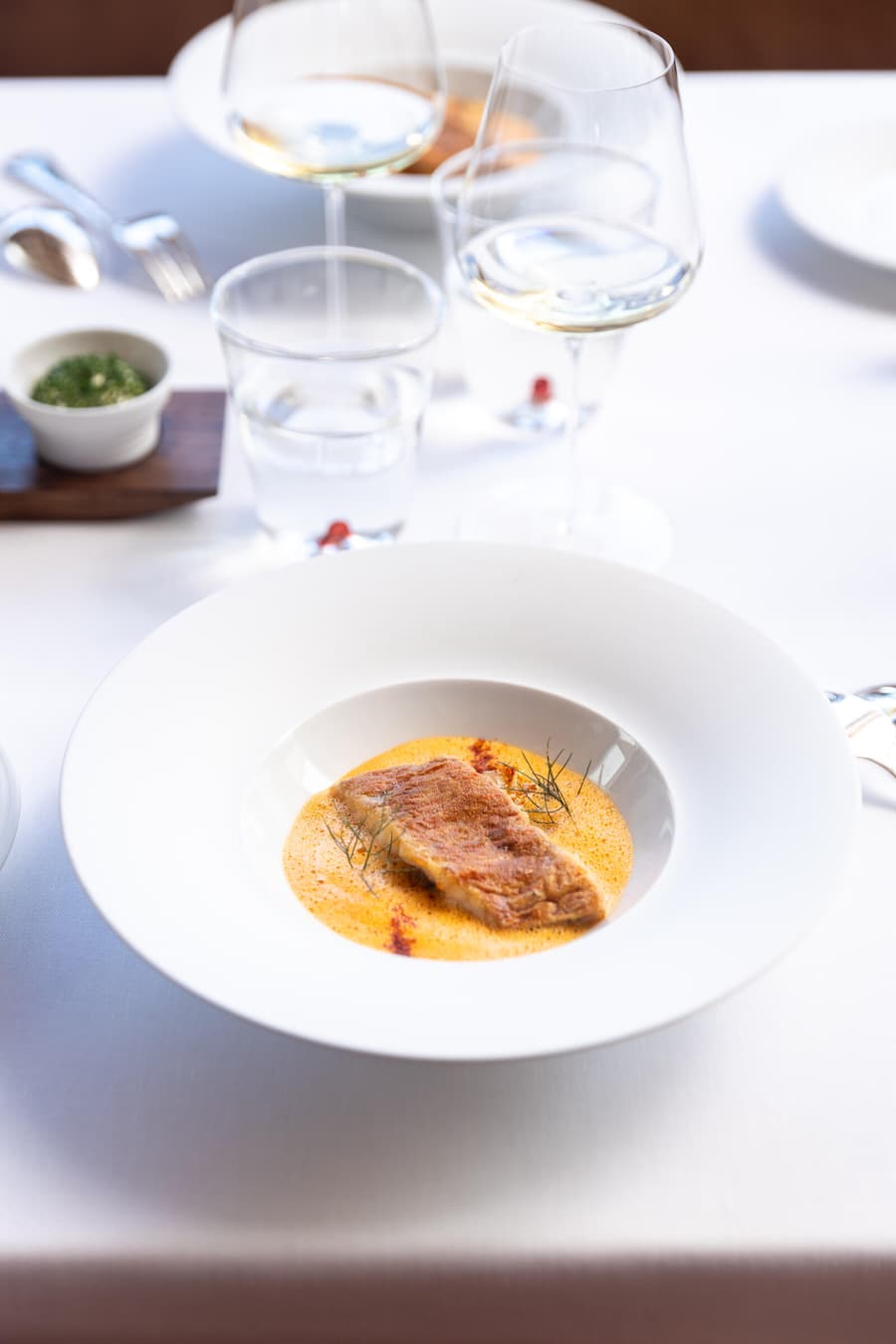 Hotel Einstein, St. Gallen; 29.08.2024 Gericht: ROTBARBE, Aubergine, Artischokke, ZIitrone