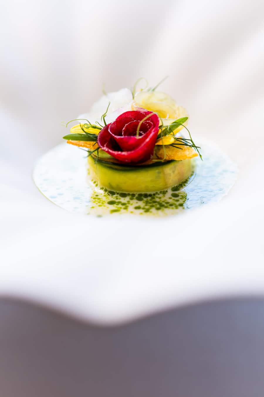 Hotel Einstein, St. Gallen; 29.08.2024 Gericht: KöNIGKRABBE Buttermilch, Kohlrabi, Macademia
