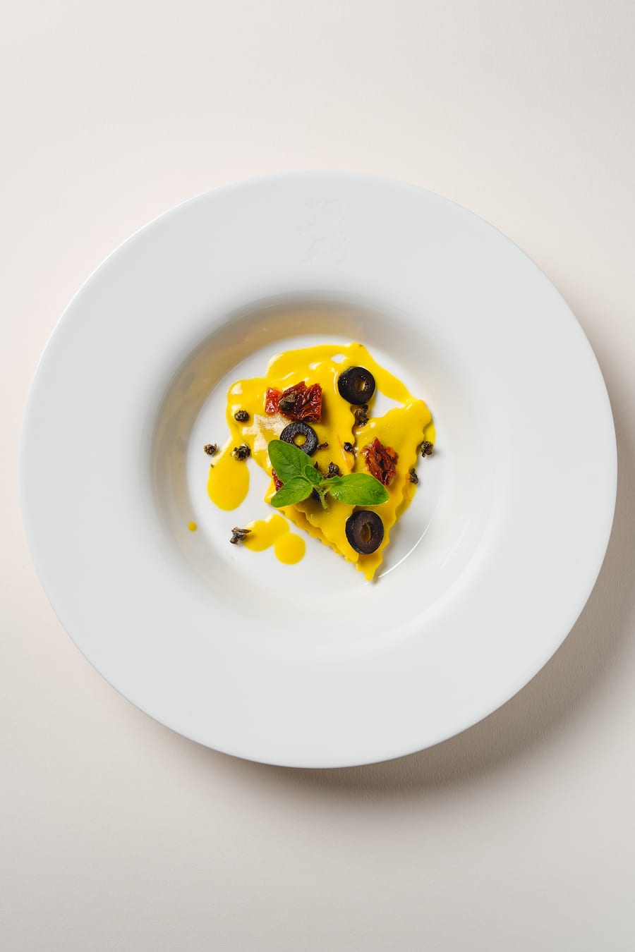 Findlerhof: Francis Schwery und Rico Gottheit - Safran Aubergine Ravioli mediterrane ArtKitchenparty 2024 - Zermatt - Copyright Olivia Pulver