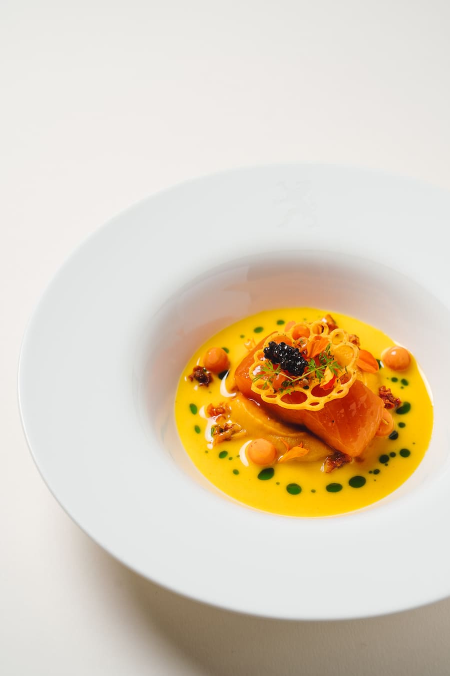 The Omnia Mountain Lodge, André Kneubühler: Bergsaibling geräuchert, Aprikose, Rüebli, Sanddorn - Kitchenparty 2024 - Zermatt - Copyright Olivia Pulver