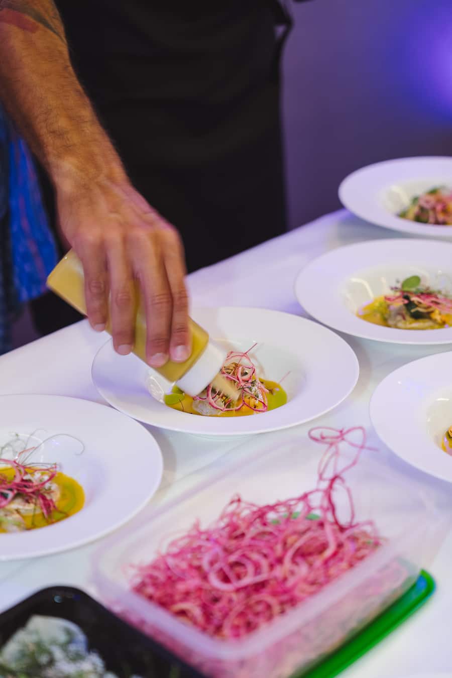 Brasserie UNO, Luis Romo: Aemme Shrimp Aguachile (Nord-Mexikanisches Ceviche) - Kitchenparty 2024 - Zermatt - Copyright Olivia Pulver