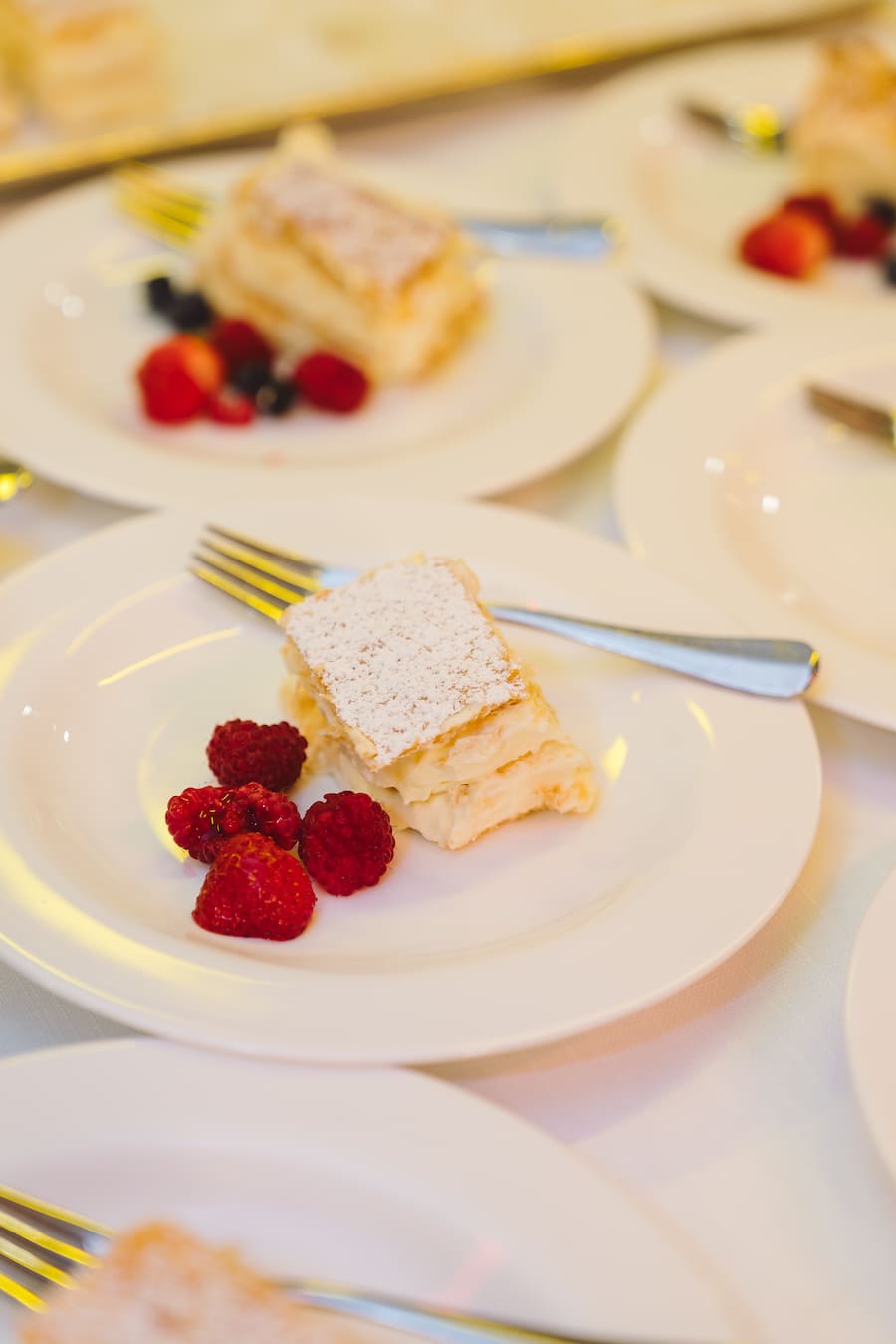 Restaurant zum See, Marion und Markus Mennig: Cremeschnitte frische Beeren - Kitchenparty 2024 - Zermatt - Copyright Olivia Pulver