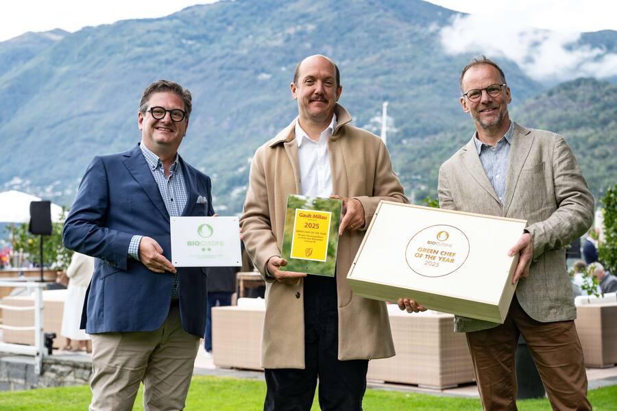 Koch des Jahres Guide GaultMillau 2025 - 19er Bild - Green Chef of the Year 2025; Nicolas Darnauguilhem mit Reto Thörig und Oliviar Pascal.